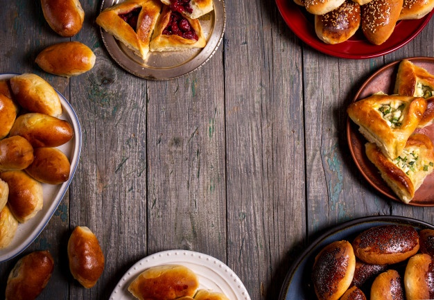 varied-pies-on-plates-on-a-wooden-background_172134-1902